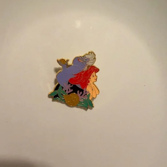 Disney Princess Mystery Pin Set Little Mermaid’s Ariel & Ursula - Picture 2 of 5